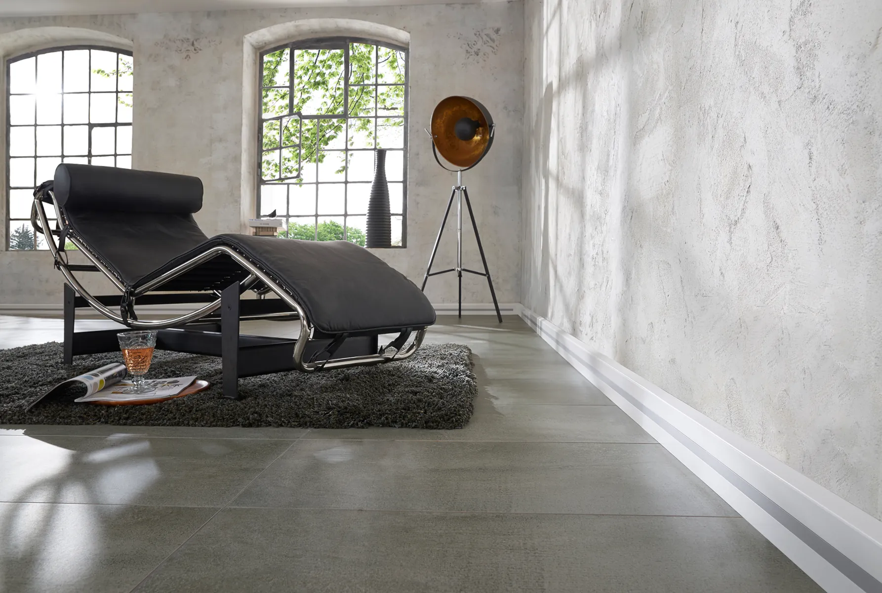 Raum in Grautönen mit Sockelleistenheizung mit grauem Akzent